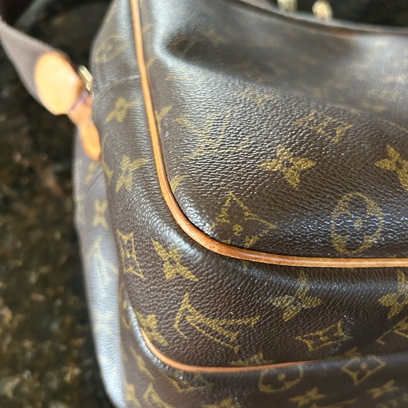 SOLD Louis Vuitton Reporter GM w/ Free LV Gift - Picture 6 of 15